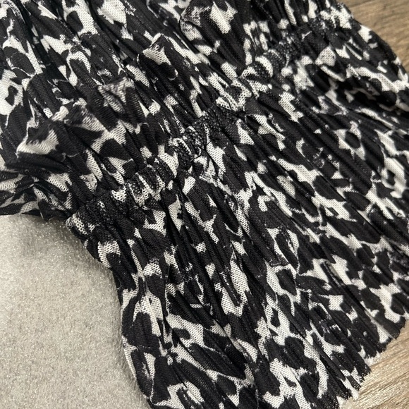 ❤️2/$50❤️[XL] VINCE CAMUTO Ruffle Mesh Peasant Blouse In Black - Picture 3 of 7